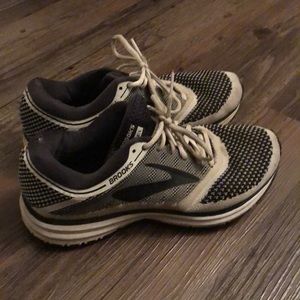 Brooks Revel Size 6.5